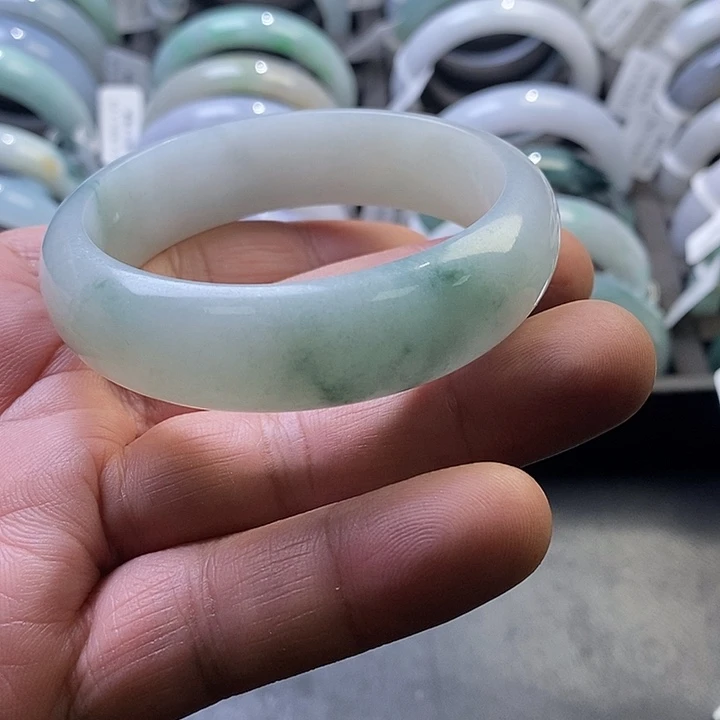 杨***妞翡翠未镶嵌手镯正