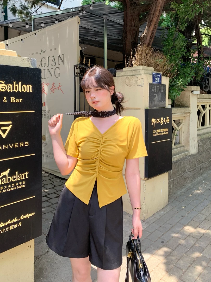 月半鱼【半糖主义】 微胖V领褶皱不规则修身T恤女正肩短袖显瘦上衣