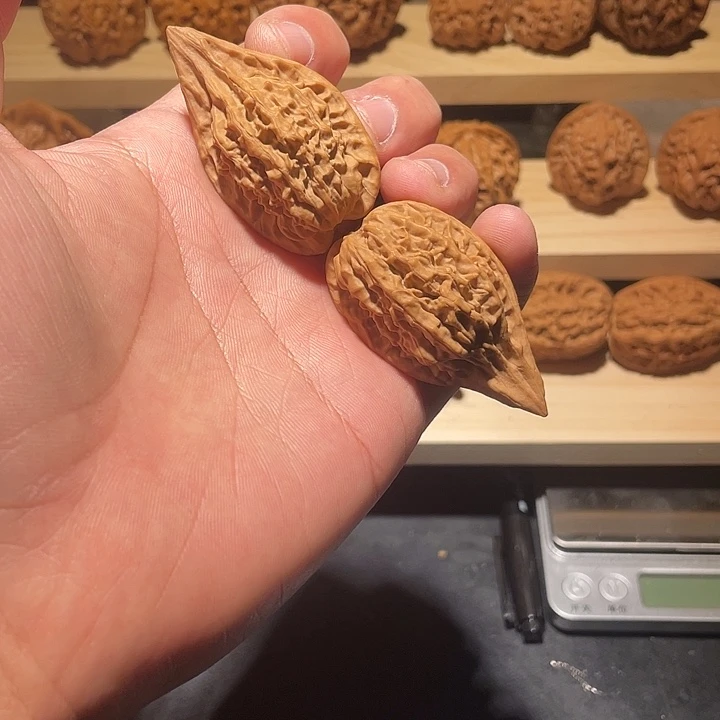 文玩核桃吊坠全品31mm红缨枪鸡心