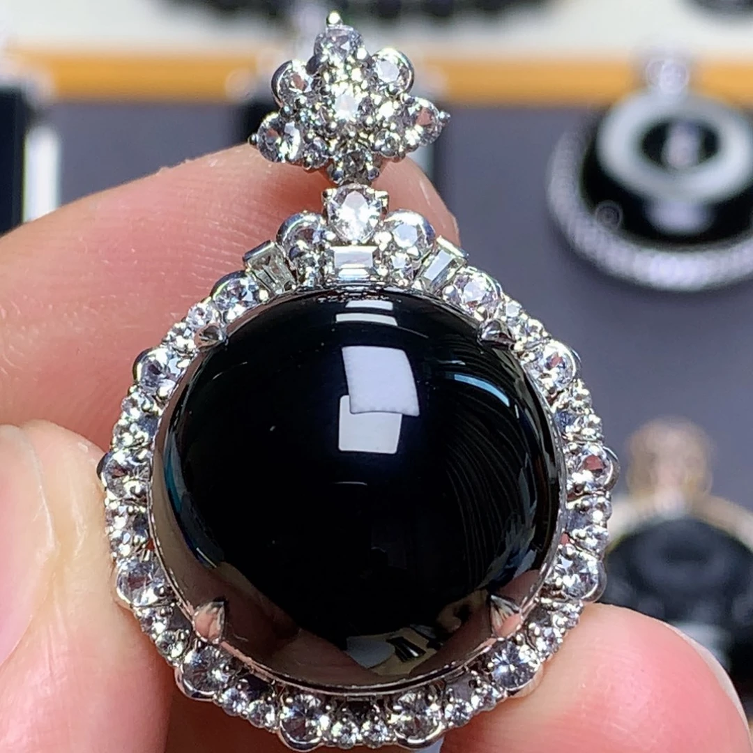 颈饰18K金镶嵌翡翠墨翠蛋面