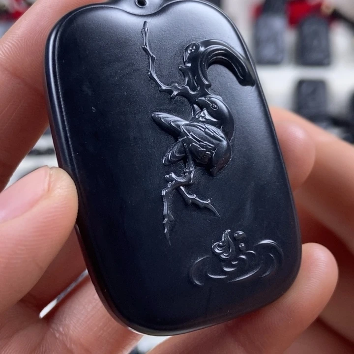 和田玉（墨玉）未镶嵌颈饰喜上登梅
