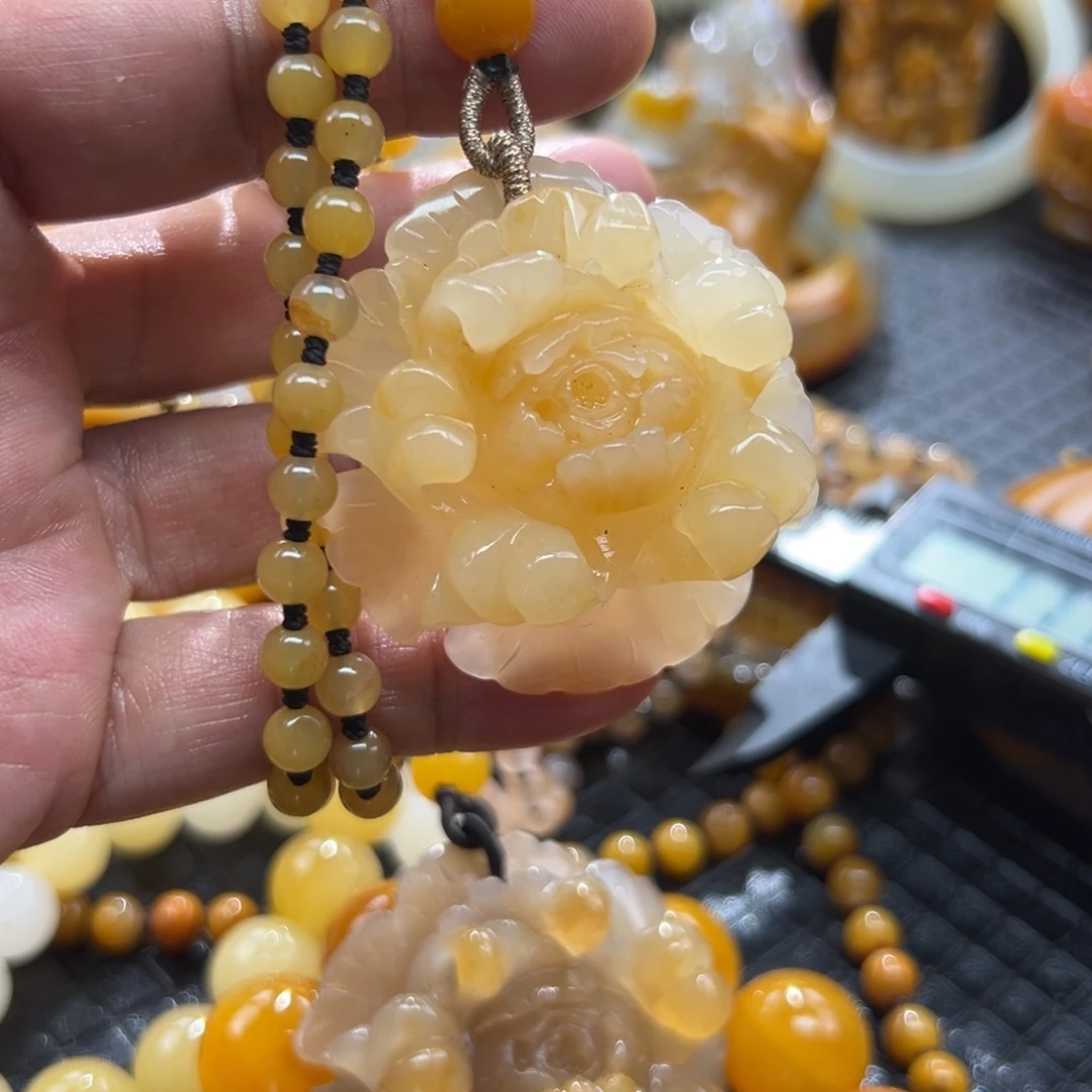 颈饰未镶嵌石英质玉