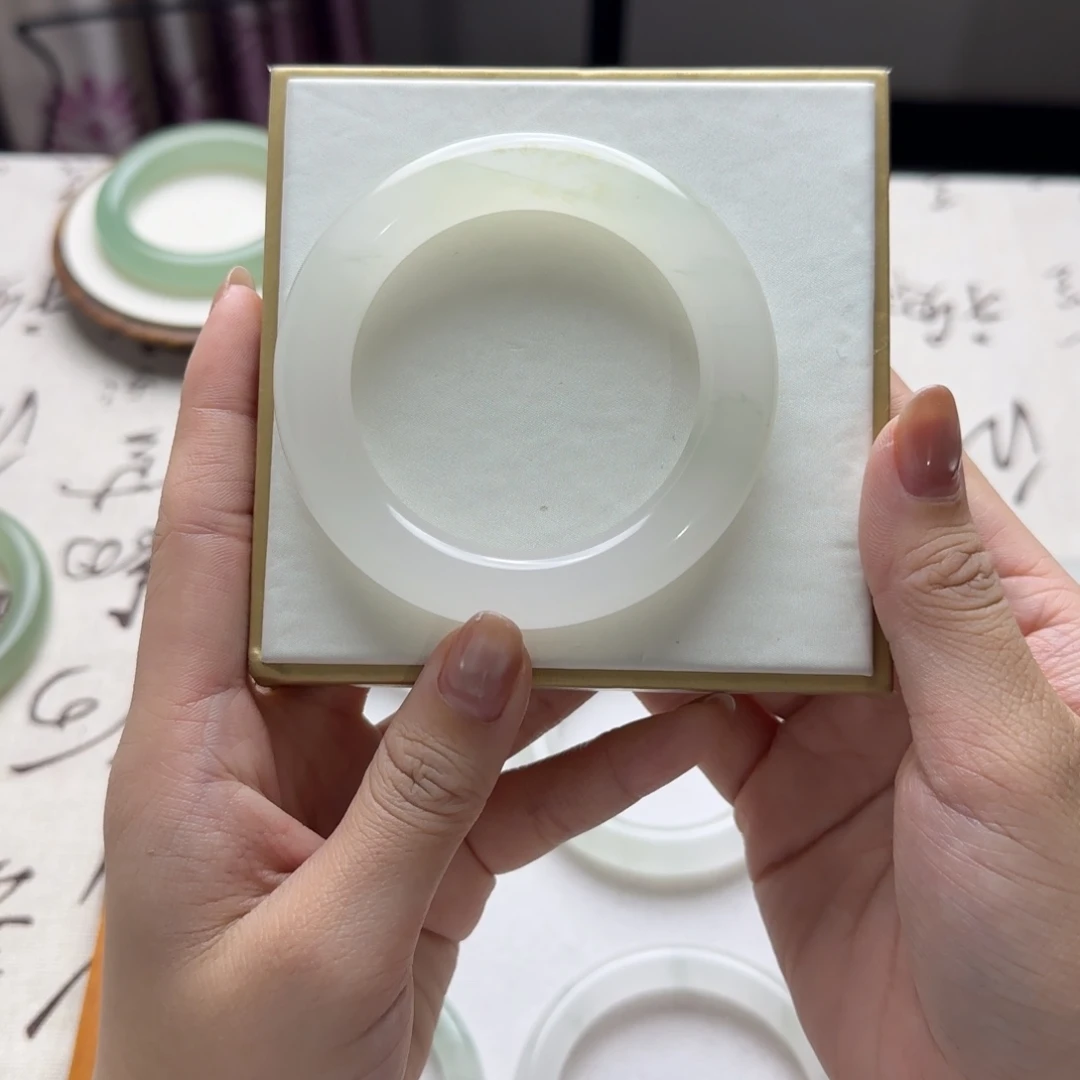 奶***座石英质玉未镶嵌手镯