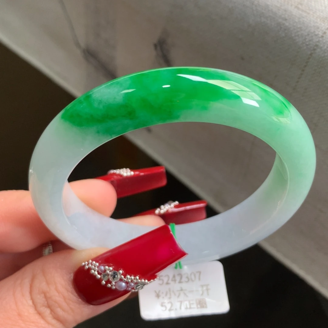 翡翠手镯未镶嵌辣阳绿白底青正圈手镯（小六一开现询）