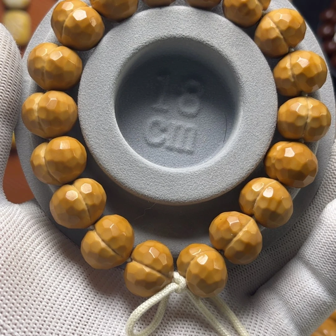 猴头核桃吊坠钻面屁桃，微微瑕黑点