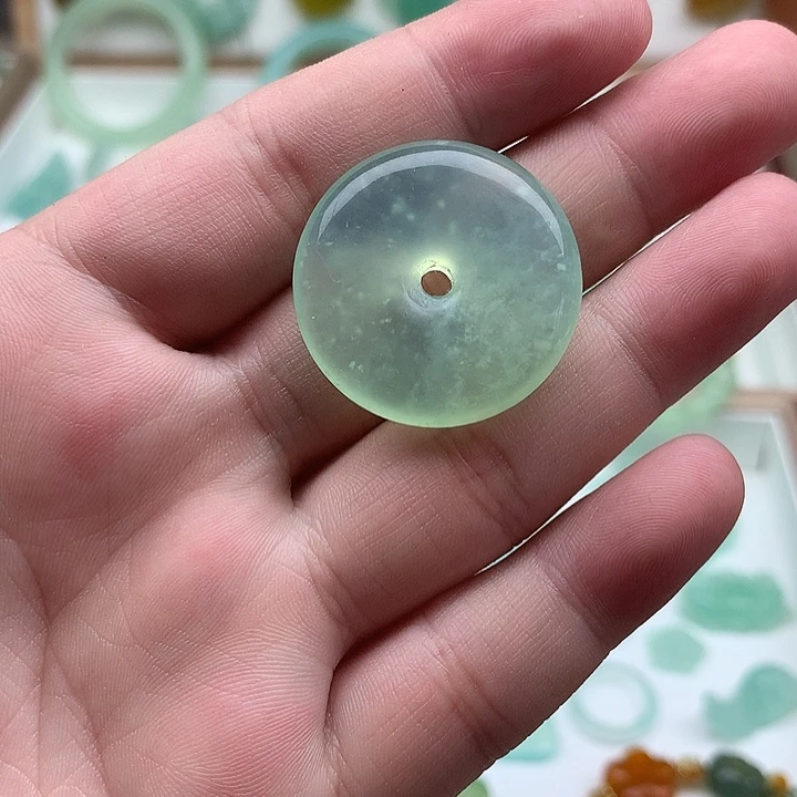 岫玉未镶嵌颈饰平安扣