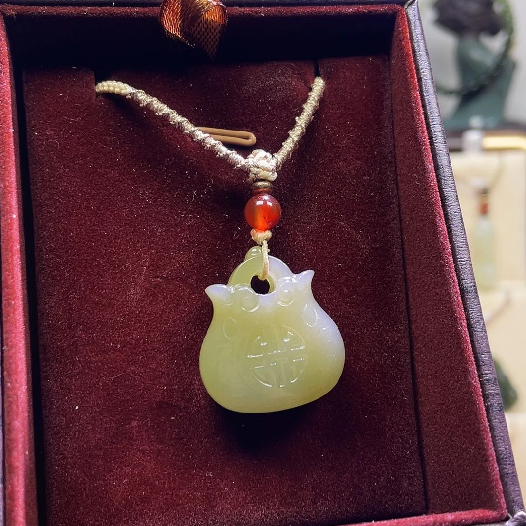 和田玉未镶嵌吊坠(赠链)