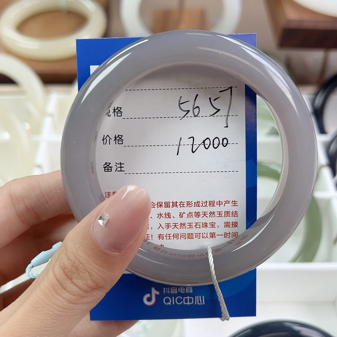 代***们和田玉手镯未镶嵌