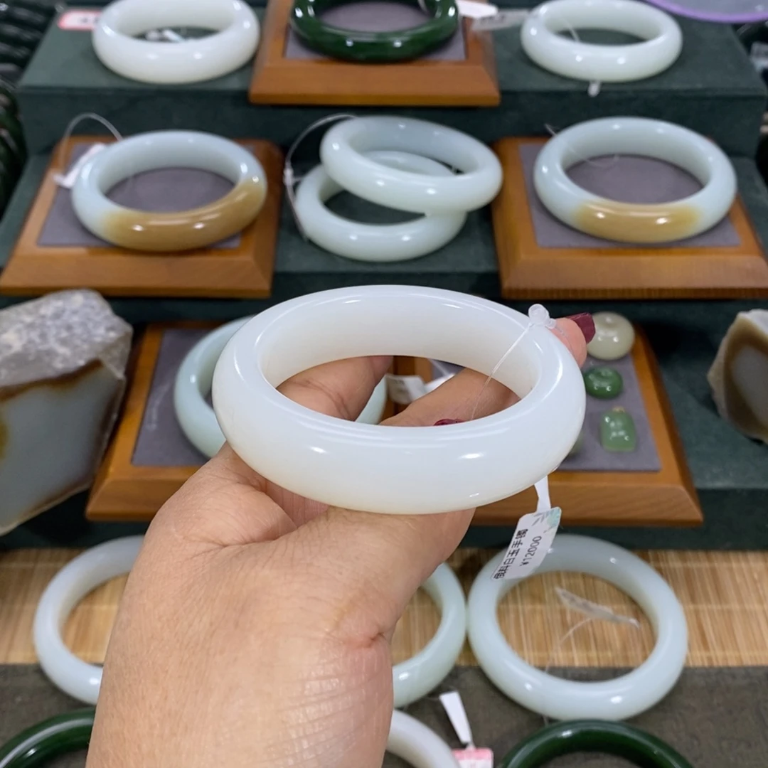 和田玉手镯未镶嵌