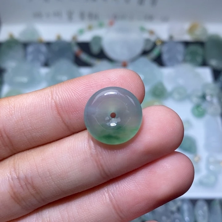 翡翠未镶嵌颈饰甜绿平安扣