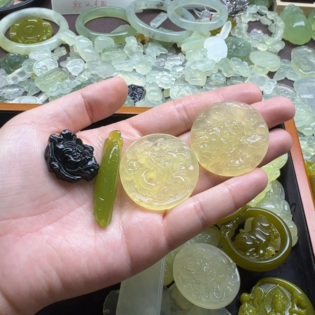 桃****蛇纹石玉合金颈饰