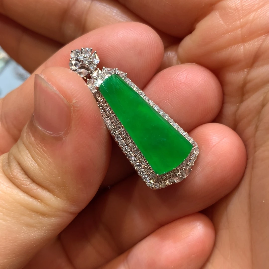 翡翠18K金镶嵌颈饰吊坠