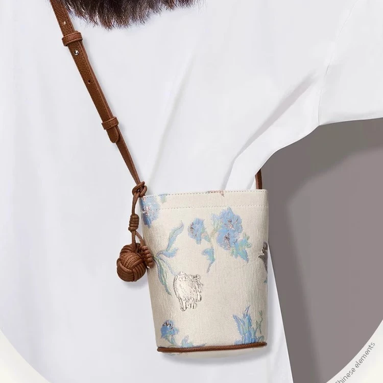 新中式女休闲小众百搭单肩斜挎包高级感通勤水桶包手机包古风学生