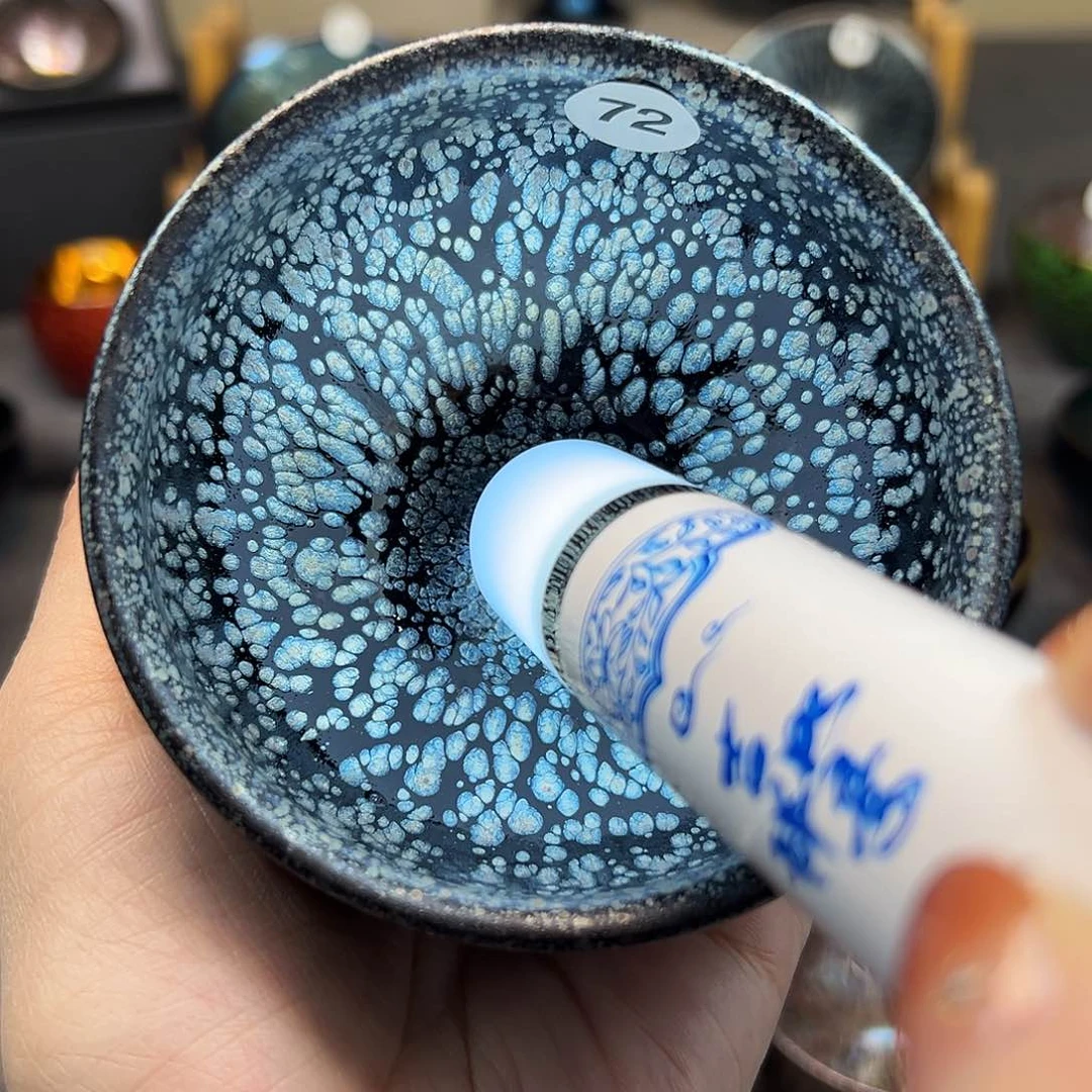 茶盏黑底银斑将军