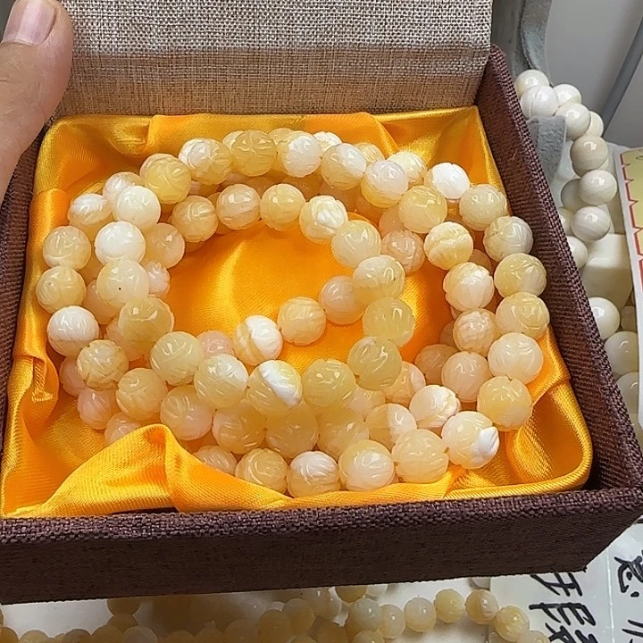 大果紫檀（缅甸花梨）瑕疵莲花1.0脖挂带盒子