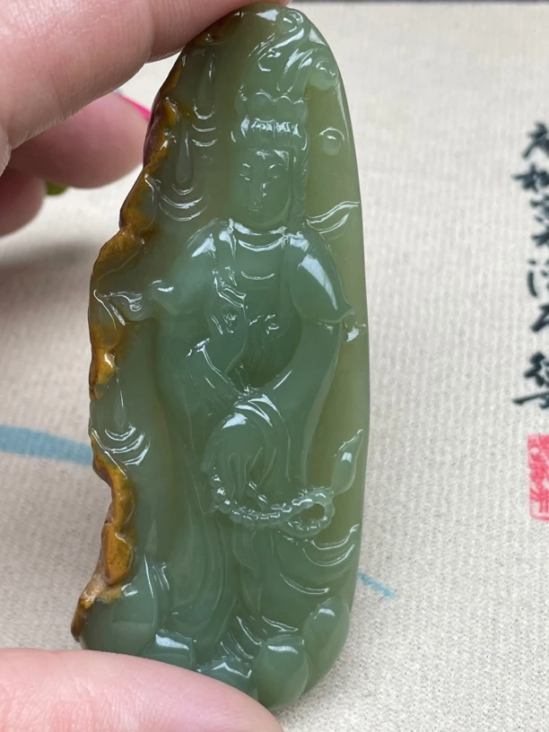岫岩，河磨玉析木绿，手工雕刻观音挂件，天然原皮精雕