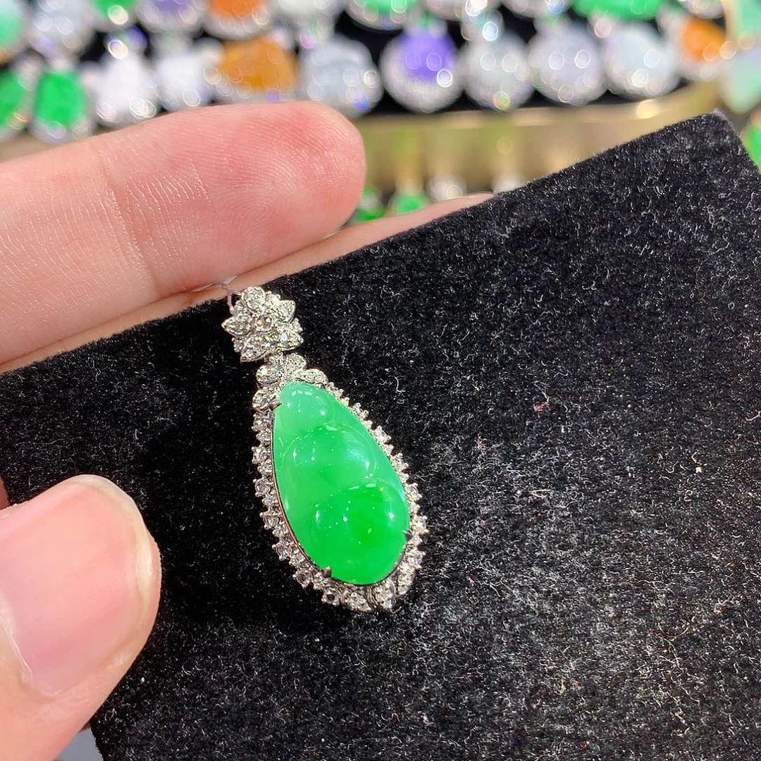 翡翠18K金镶嵌颈饰