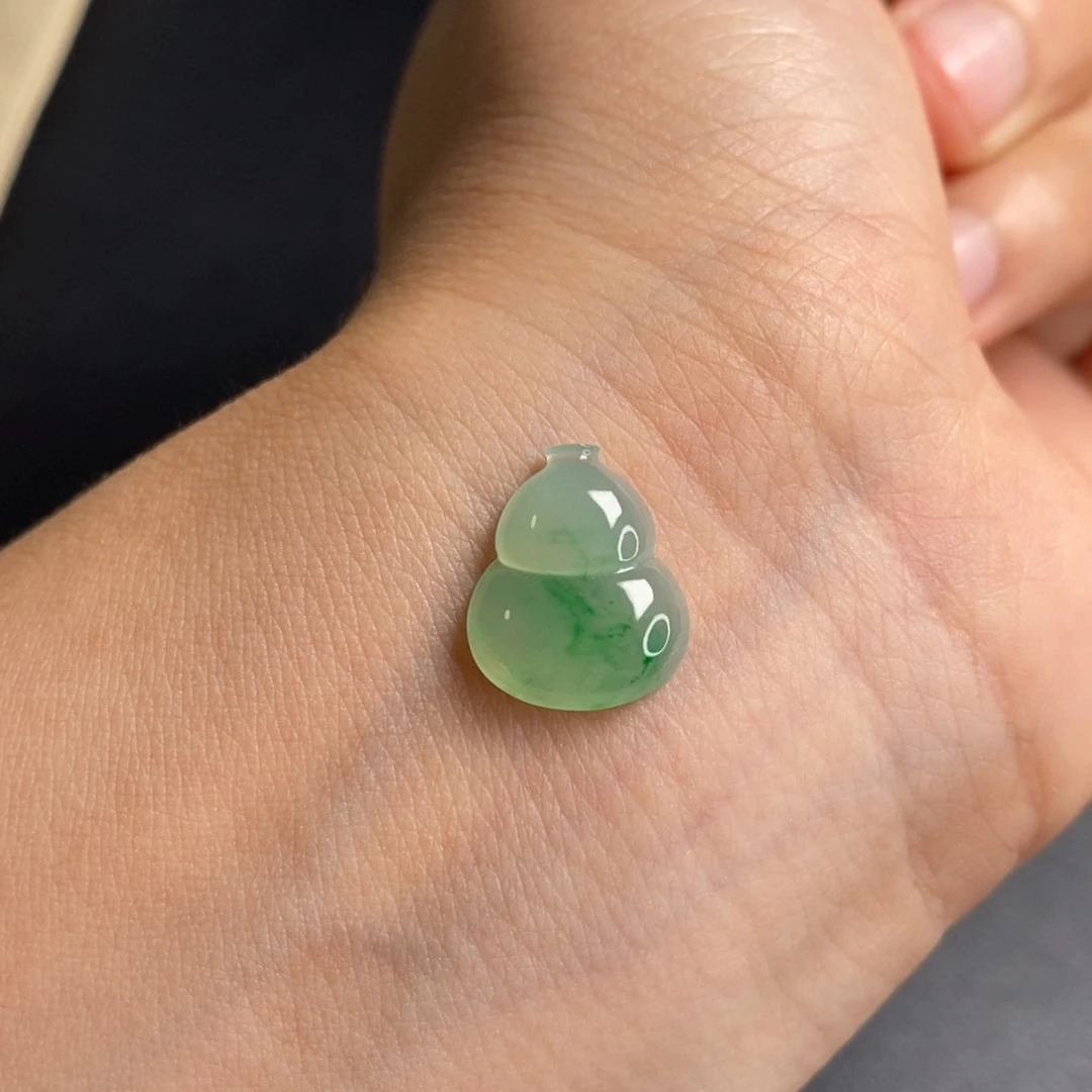 翡翠未镶嵌颈饰葫芦