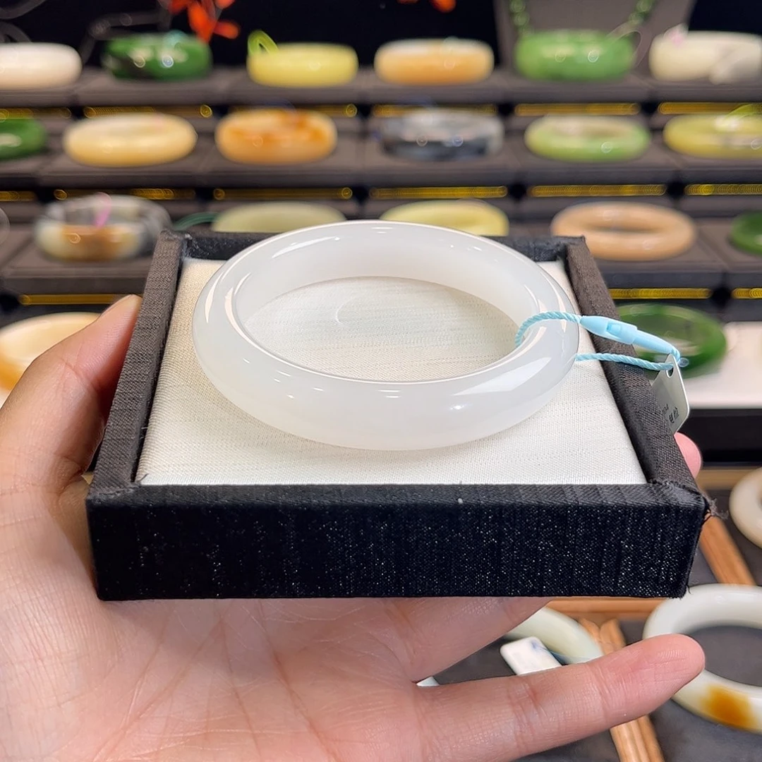 和田玉未镶嵌手镯冰白