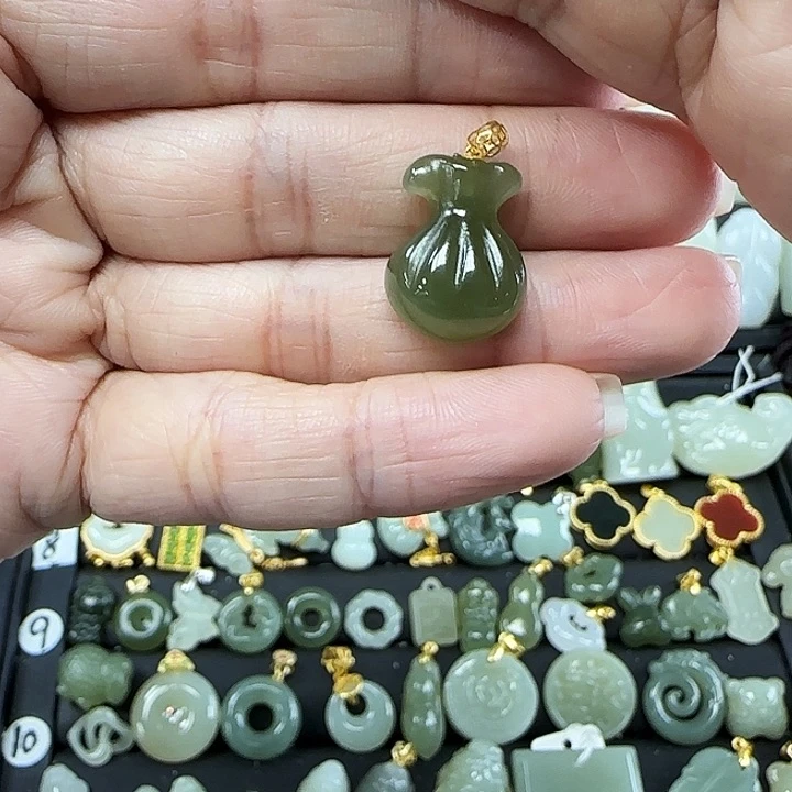 和田玉吊坠(不含链)18K金镶嵌