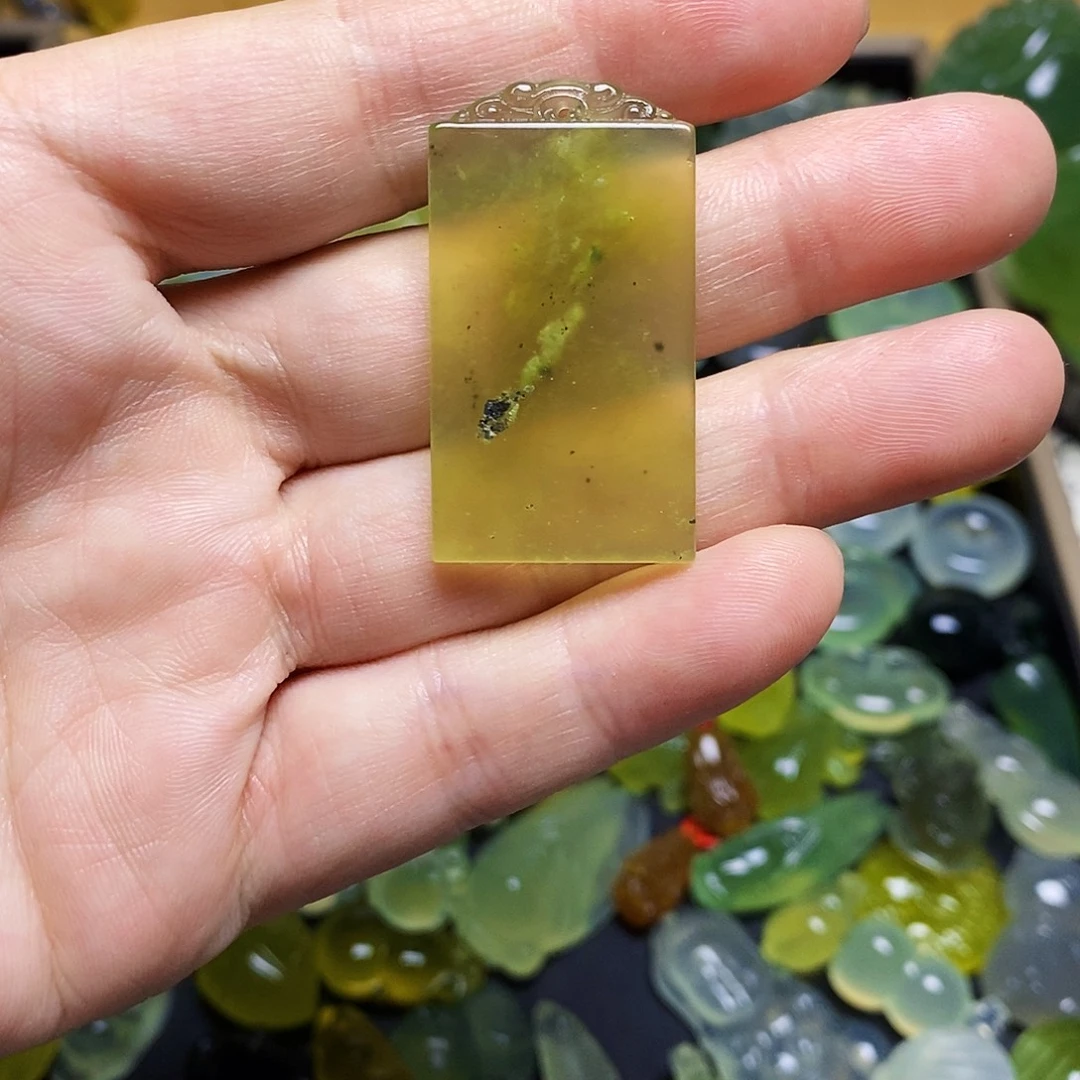 蛇纹石玉未镶嵌颈饰