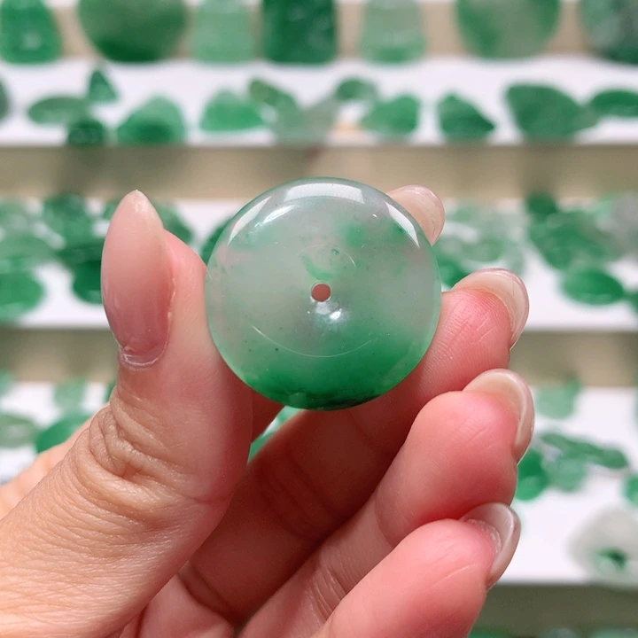 颈饰未镶嵌石英质玉