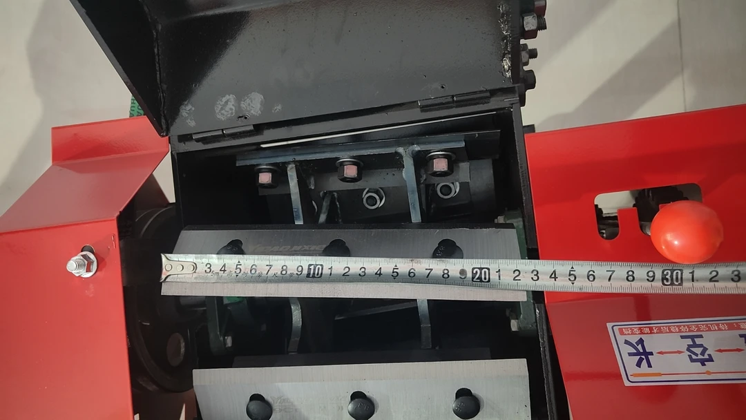 通用型多功能铡草揉丝机机舱