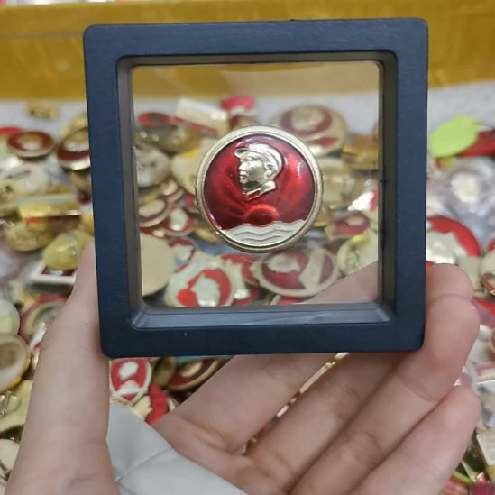 其他普通金属大*红色收藏纪念章1个