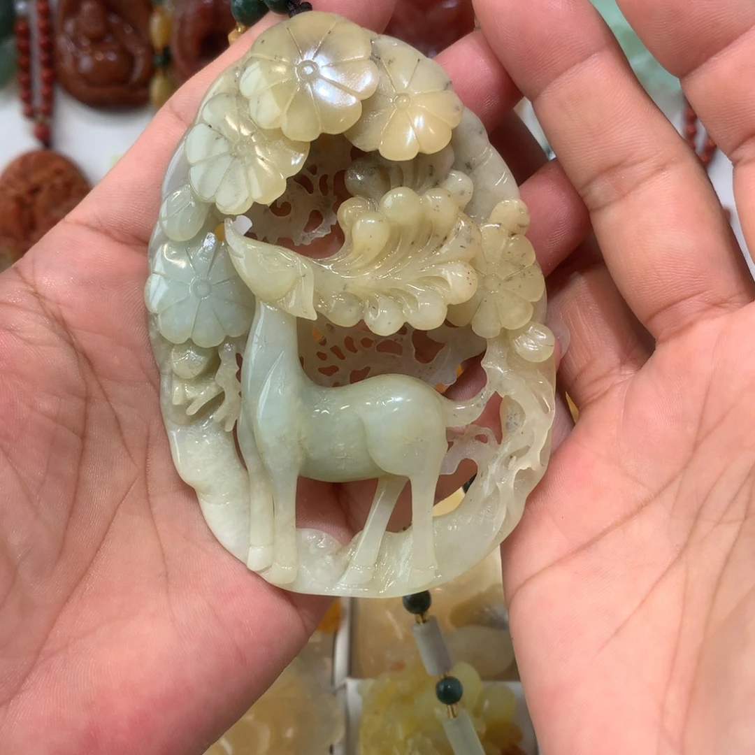 季***伟蛇纹石玉未镶嵌颈饰