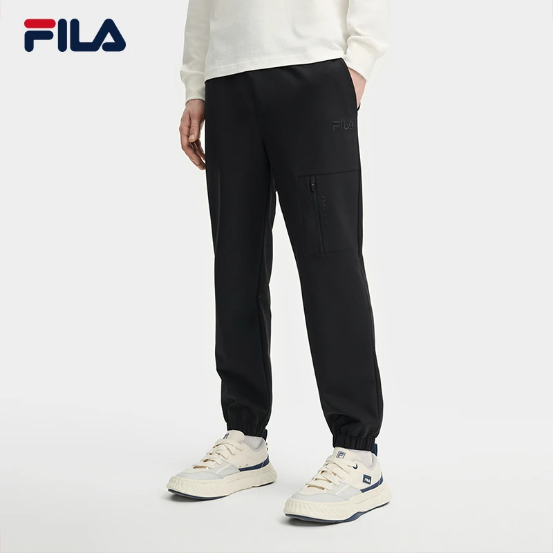 Fila/斐乐男士25年秋季新款速干弹力透气梭织束脚长裤F11M538810F