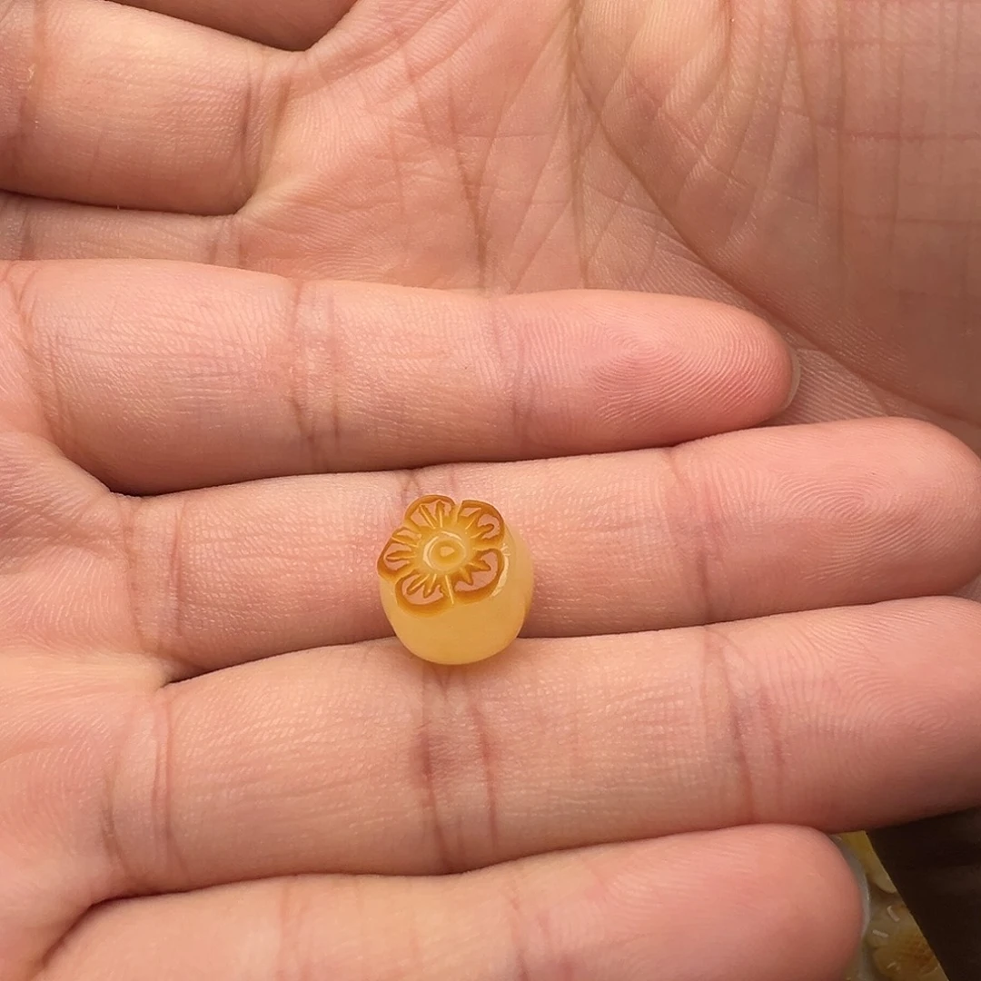 蜜蜡未镶嵌颈饰小柿子（打孔不退换）