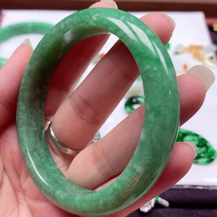 翡翠手镯未镶嵌翡翠