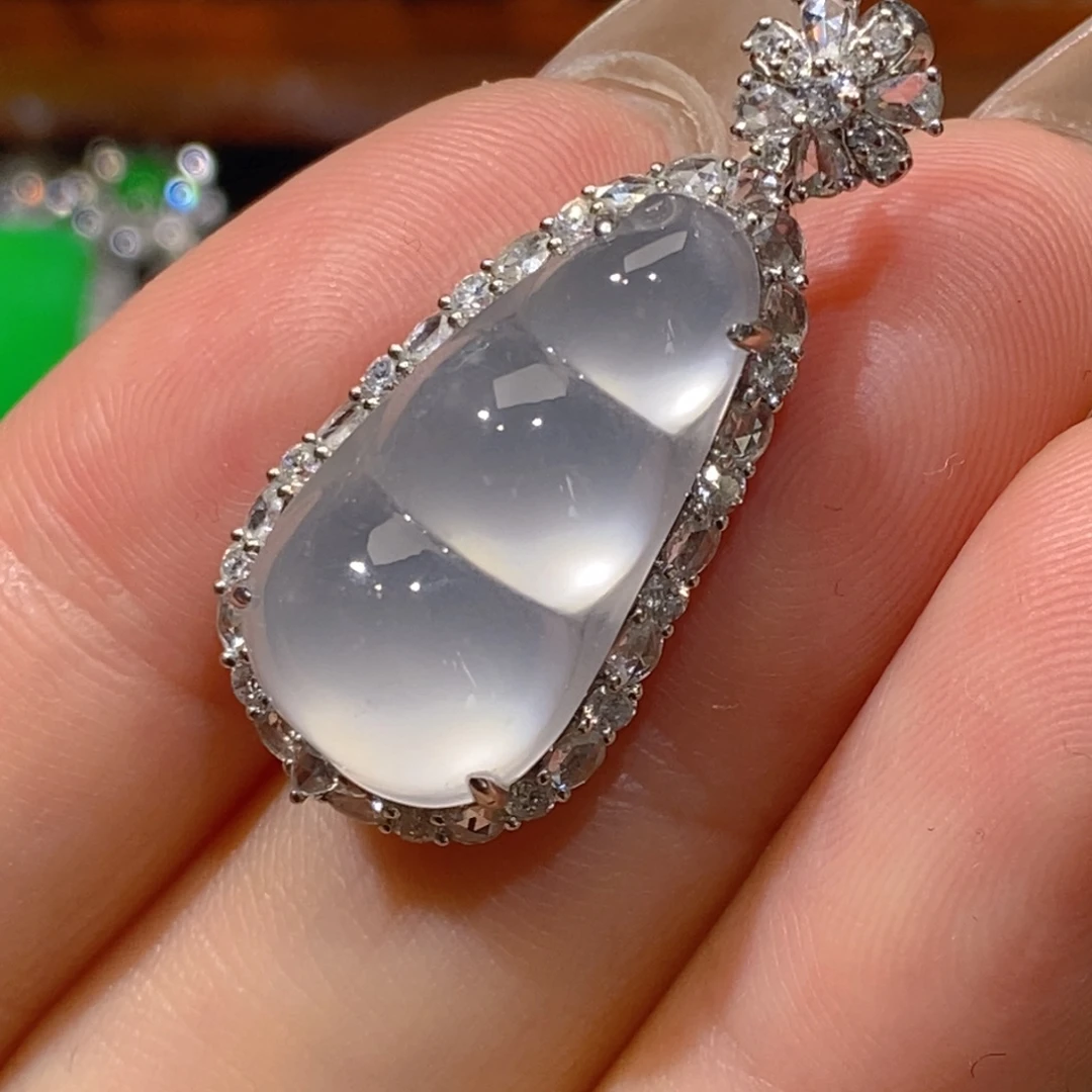 翡翠18K金镶嵌颈饰豆