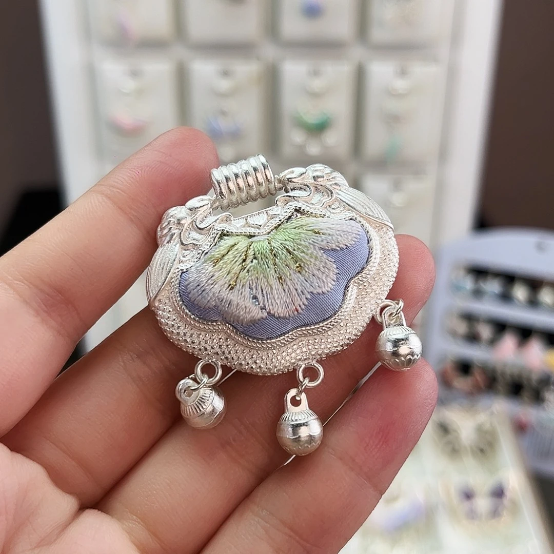 布艺合金盘龙锁包