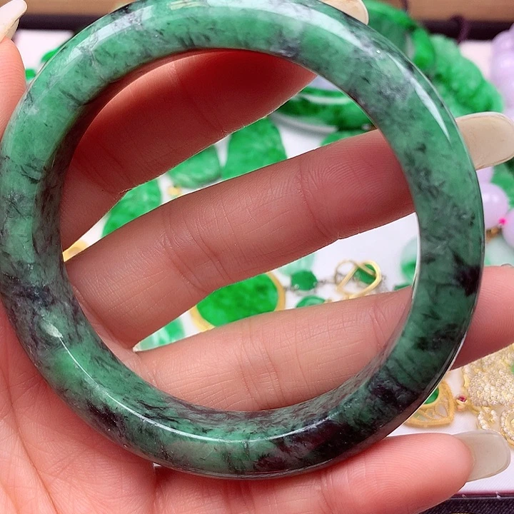 翡翠手镯未镶嵌翡翠