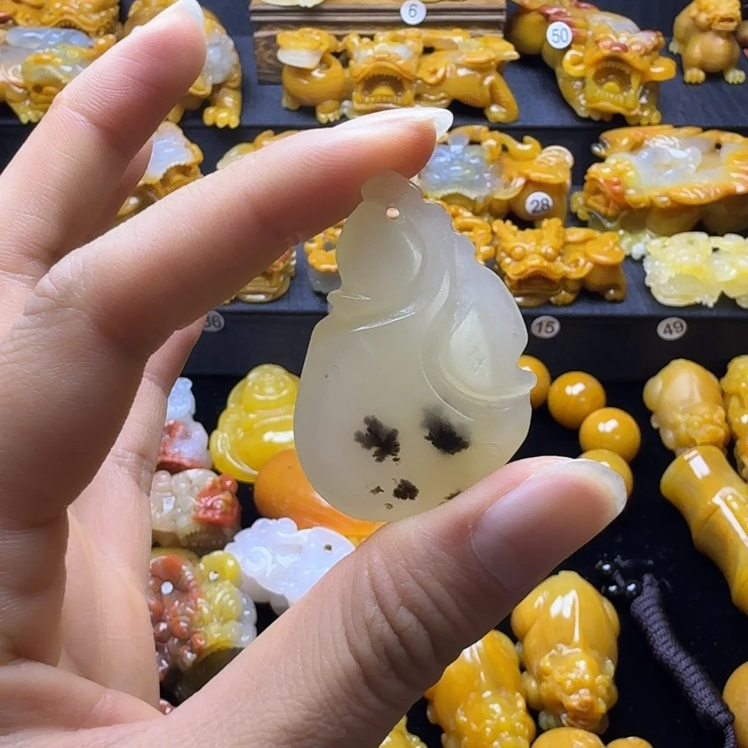 石英质玉（黄龙玉）未镶嵌颈饰