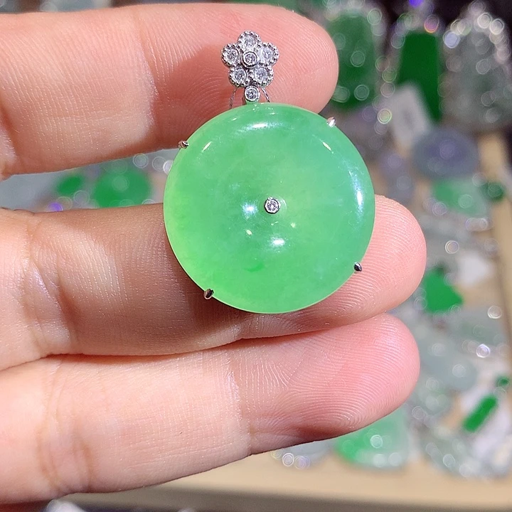 翡翠18K金镶嵌颈饰