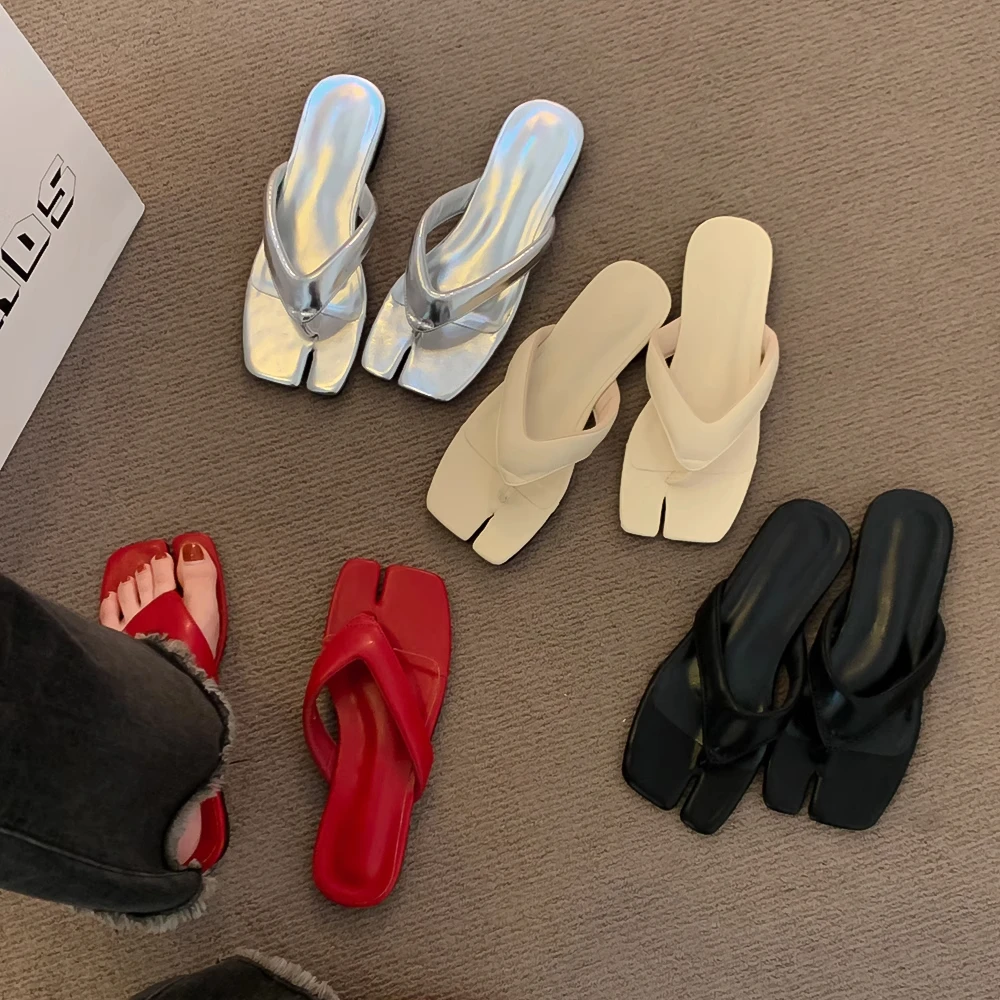 绝美银色夹脚趾沙滩拖鞋女夏外穿2025新款平底人字拖猪蹄凉拖鞋子