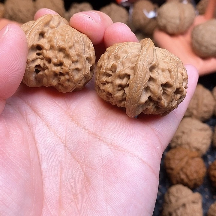 文玩核桃把件浓**眼宫灯