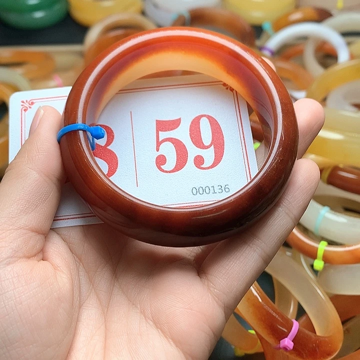 未镶嵌石英质玉（黄龙玉）手镯