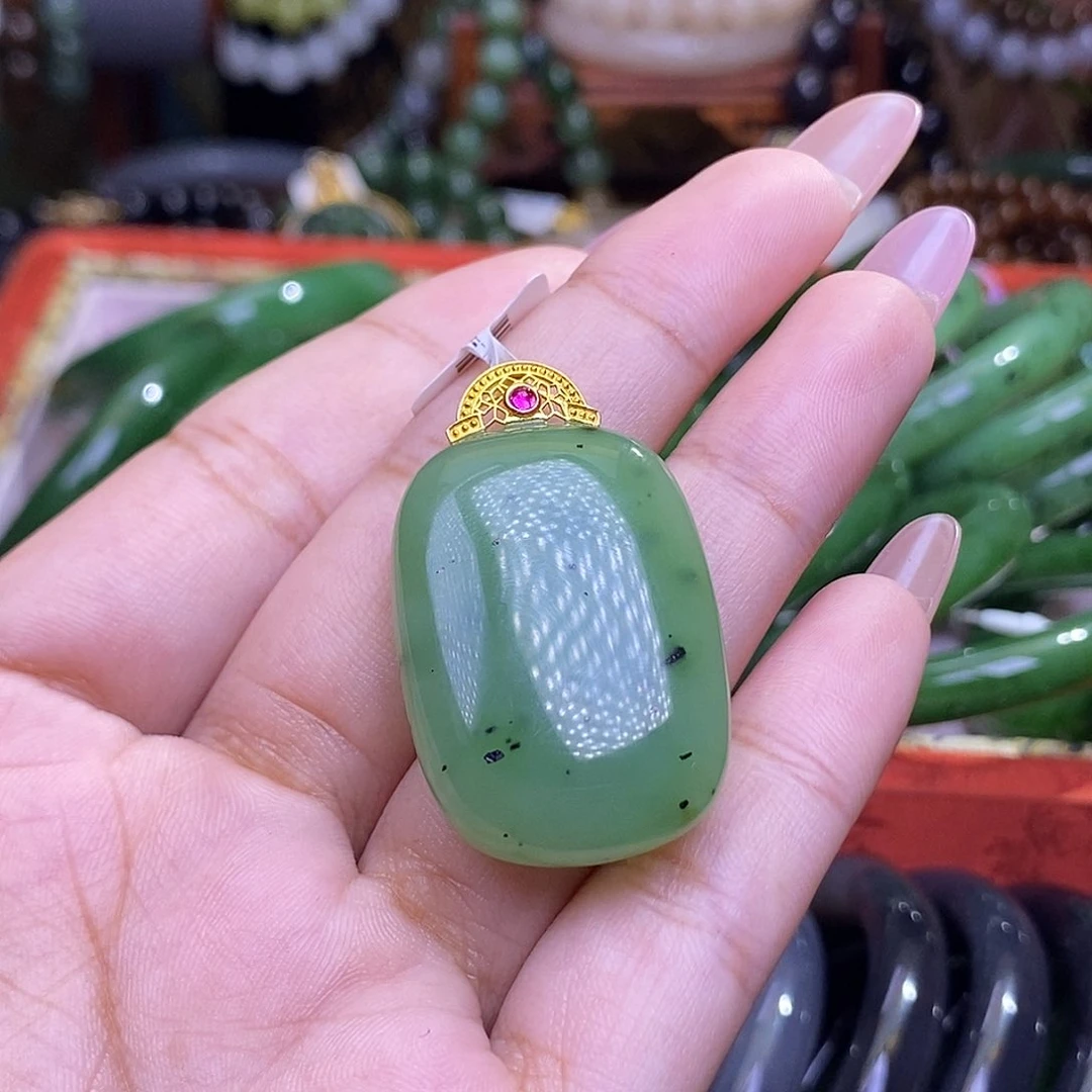 和田玉未镶嵌颈饰乌兰海猕猴桃苹果绿金镶无事牌