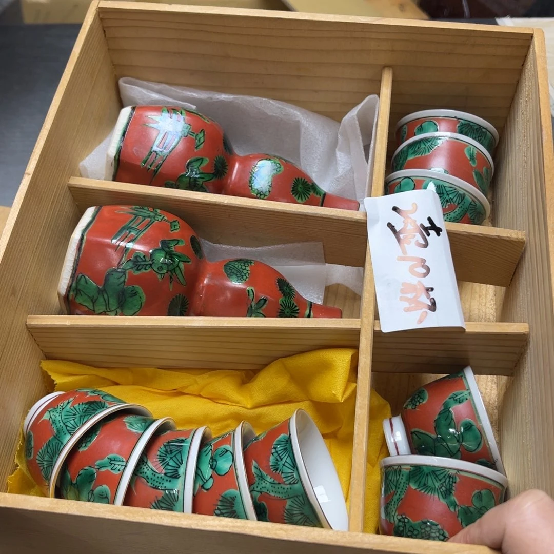 瓷片浅***香密密麻麻地排列着一个大