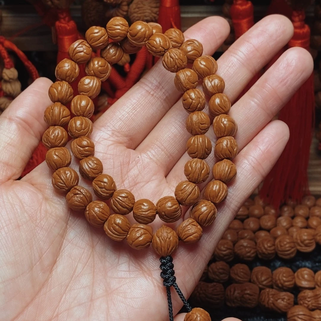 吊坠桃核桃枭手持