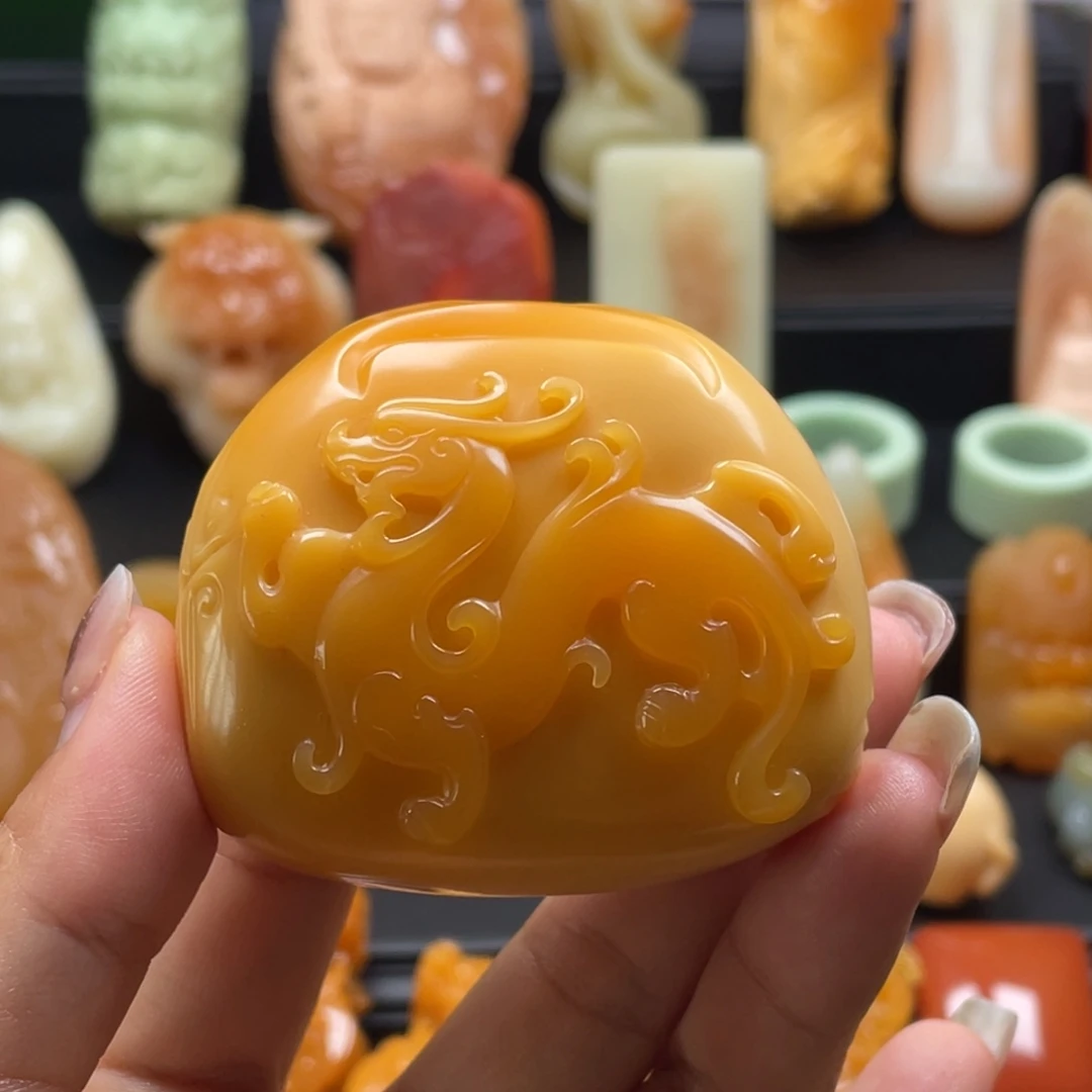 光***歌颈饰未镶嵌石英质玉（缅黄）