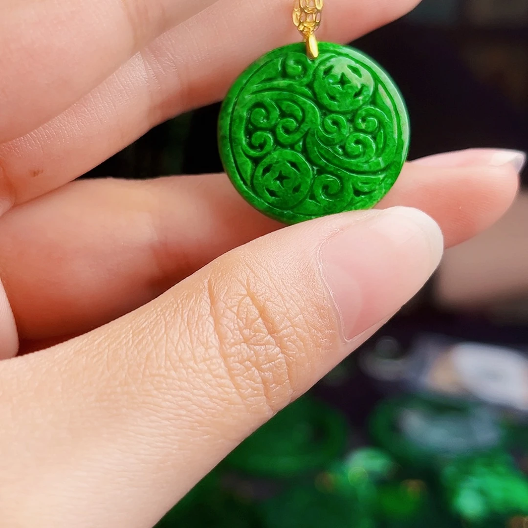 颈饰18K金镶嵌翡翠多样性