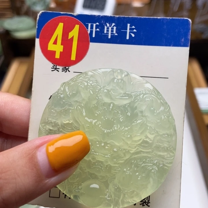 未镶嵌蛇纹石玉挂件逍****。