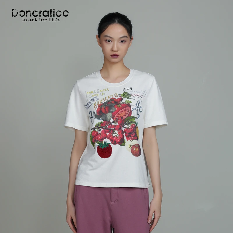 达衣岩文艺浪漫2025秋新品休闲风棉纺水果海报印花刺绣拼接T恤女