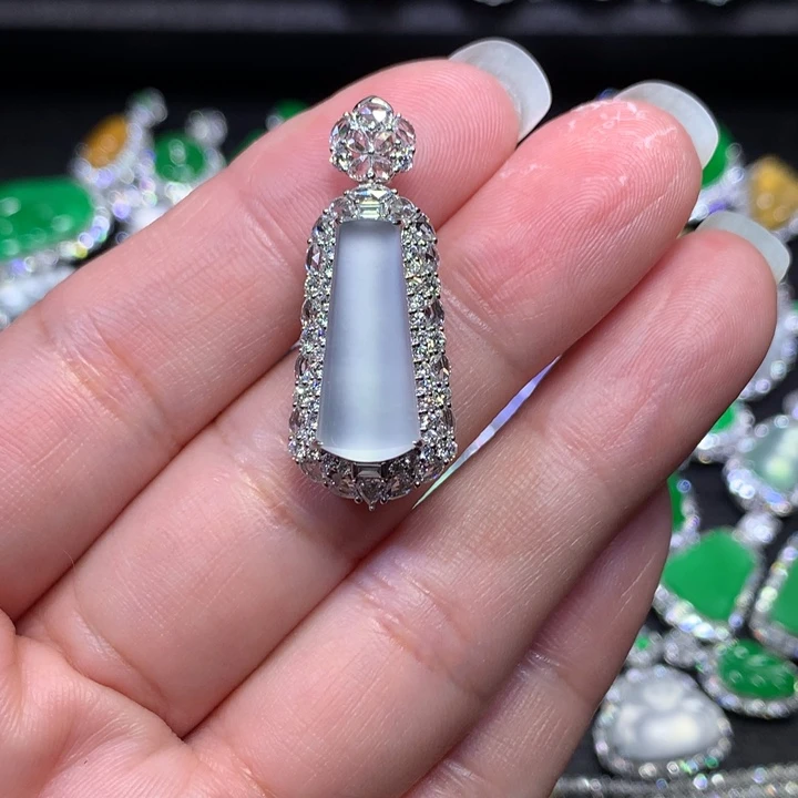 颈饰18K金镶嵌翡翠玻璃柱子