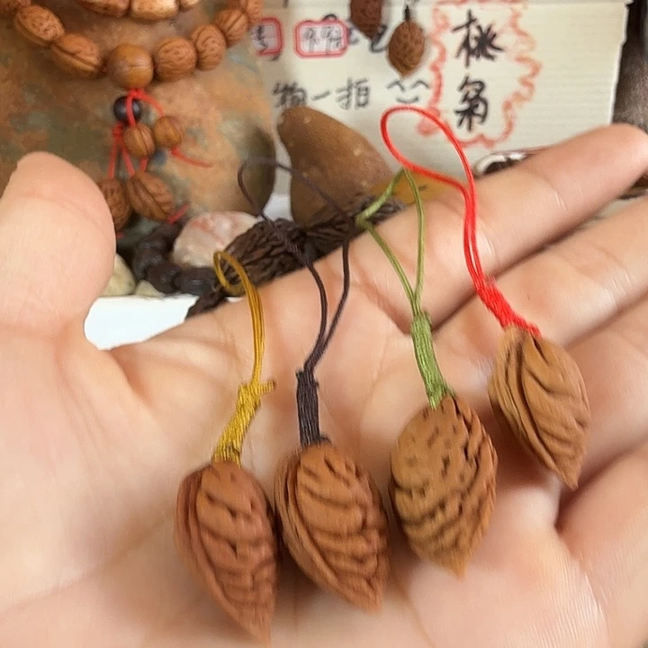吊坠桃核手机挂饰（随机一个）