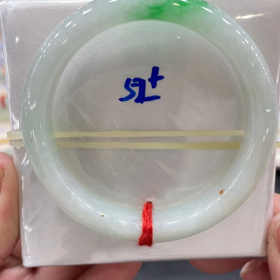 翡翠手镯未镶嵌翡翠
